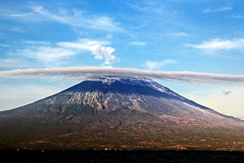 Hrozí, že sopka Agung čoskoro vybuchne.