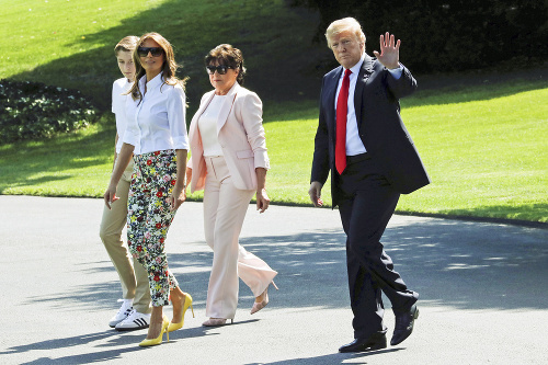 Zľava: syn Barron, Melanie, svokra Amalija a Trump pri príchode do rezortu