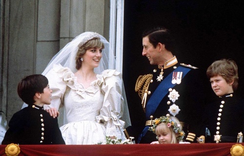 Okázalá svadba Charlesa a Diany sa konala v roku 1981.