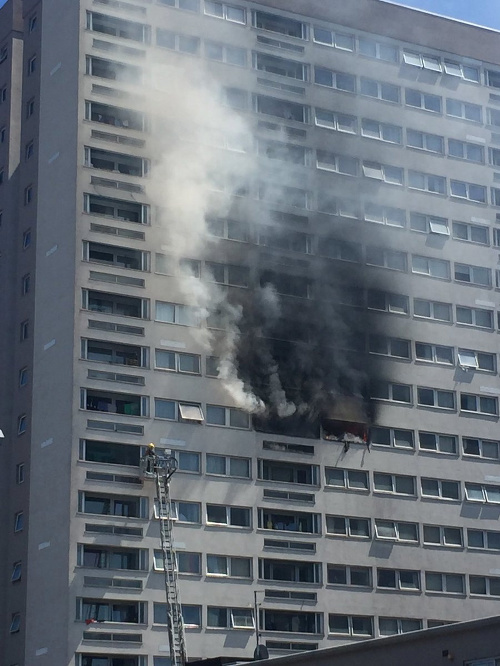 Z budovy sa valili kúdoly dymu.