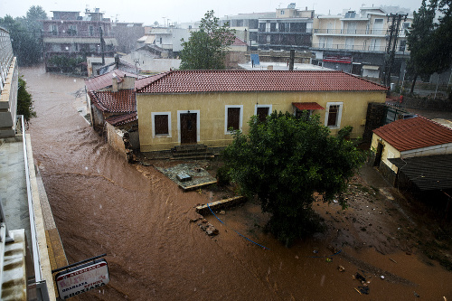 Vytrvalé dažde zmenili ulice na rieky.