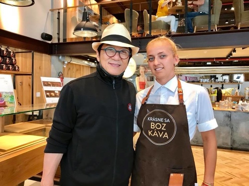 Jackie Chan sa odfotil s personálom pražskej kaviarne.