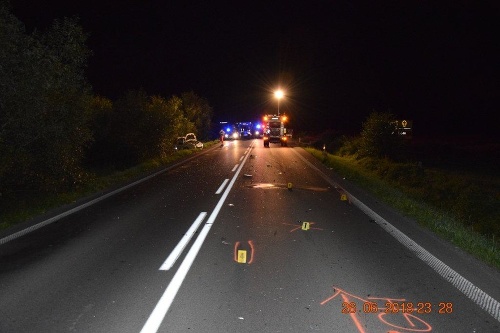 Auto, ktoré šoféroval mladý vodič Aleš (18), po náraze zhorelo.  