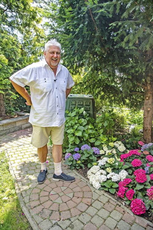 Oliver Andrásy ukázal svoju záhradu pri vile pod Slavínom.