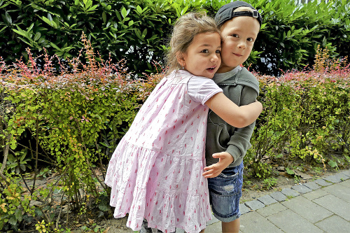 Leila (3) a Maťko (3), Trnava - Aj deti sa rady objímajú. Páči sa im to.