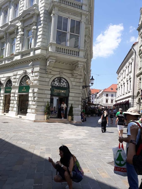 Bratislava, Staré mesto, 23. 6. 2018, 11.05 hod. - Ďurovčík vychádzal z klenotníctva s nákupom.