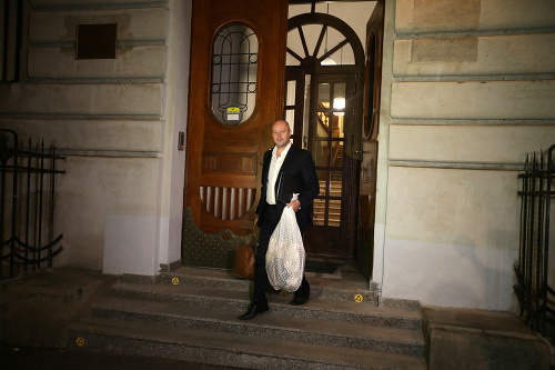 Z budovy súdu vychádzal Rusko s cestovnou taškou a vrecom plným osobných vecí.