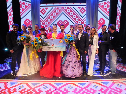 Ceny: Miss Spiša Klaudia Repková ( v strede) si ako hlavnú cenu odniesla dovolenkový poukaz do Bulharska. 