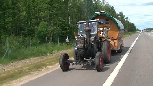 Nemecký fanúšik prišiel do Moskvy na traktore.