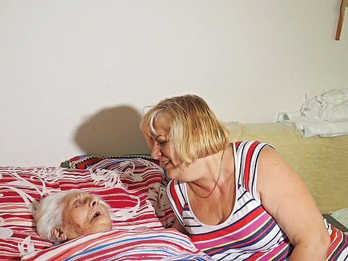 Vnučka Gabriela (56) s babkou, ktorá zostala pripútaná k posteli.