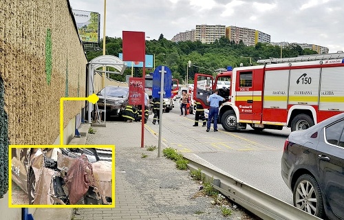 Taxík narazil do zastávky, dve chodkyne utrpeli zranenia, šofér zomrel.