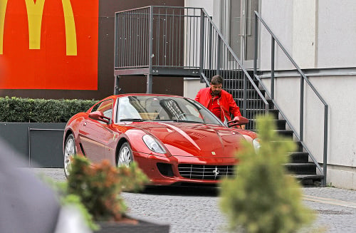 Svoje červené Ferrari odparkoval na bratislavskom nábreží.