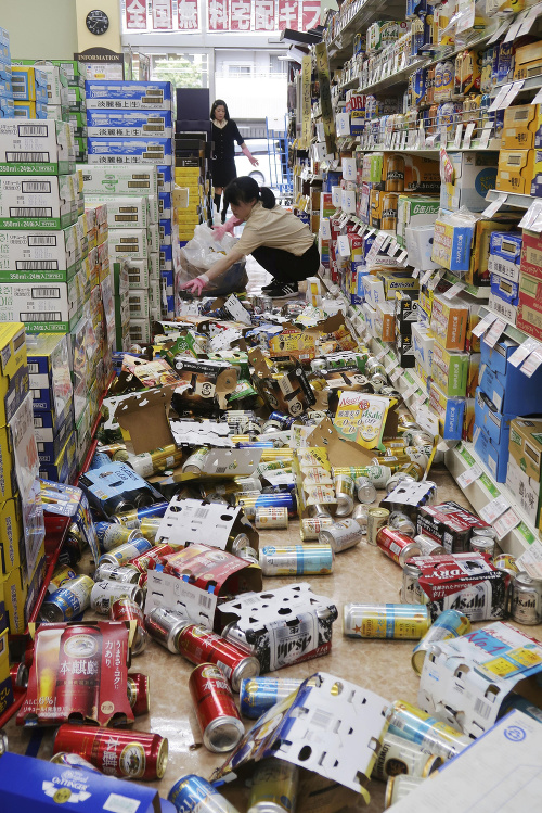 V Japonsku sa triasla zem, tovar vypadával z regálov.