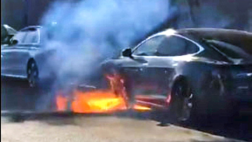 Na to, že mu horí auto, upozornili vodiča okoloidúci.