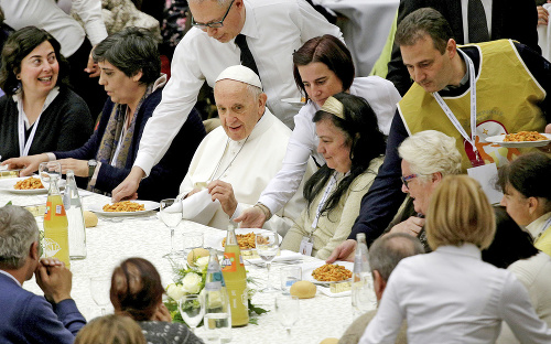 Nerozkazuje: Pápež je skromný, zje, čo mu navaria. Veľmi mu však chutí domáca argentínska kuchyňa.