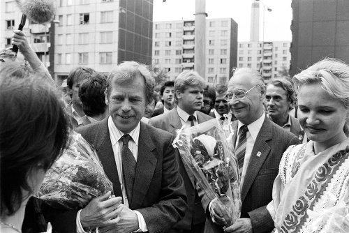 Václav Havel, bol za prezidenta zvolený 29. decembra 1989 ešte komunistickým parlamentom. Na snímke s Alexandrom Dubčekom v júni 1990.