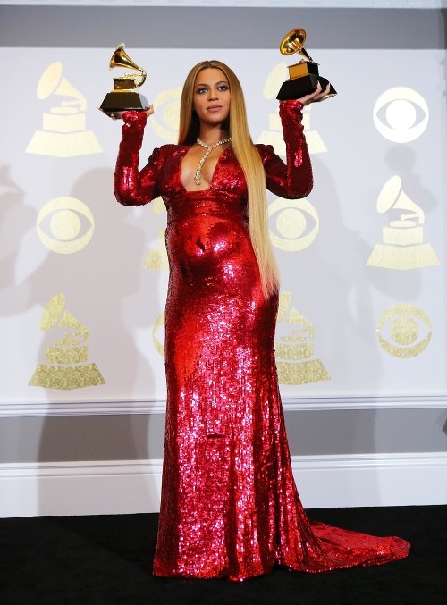 Diva Beyoncé so svojími gramofónikmi a tehotenským bruškom.