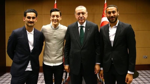 Futbalisti sa odfotili s Erdoganom i samostatne so svojimi dresmi. Gündogan pod fotku potom označil tureckú hlavu štátu za svojho prezidenta.
