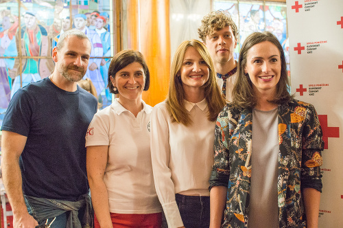 Dobrovoľných darcov prišli podporiť aj herci Ján Jackuliak, Andrea Karnasová a Vladislav Plevčík. Na fotografii spolu s Ing. Zuzanou Rosiarovou Kesegovou a hovorkyňou Kauflandu Luciou Langovou.