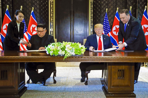 Kim pri podpise dohody nepoužil pripravené pero, ale to, ktoré mu podala sestra.