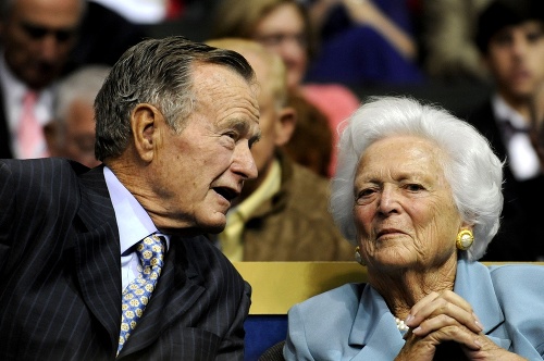 George Bush starší aj s manželkou Barbarou skončili v nemocnici. 