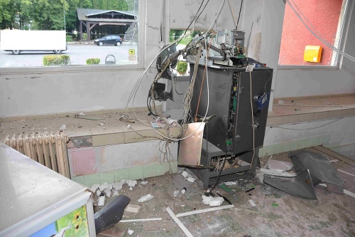 Zlodeji trhavinou poškodili bankomat, ktorý bol zabudovaný v budove v dedine okresu Zvolen.
