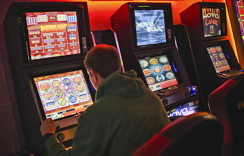 Gambleri: Do automatov sú schopní nahádzať celú výplatu.