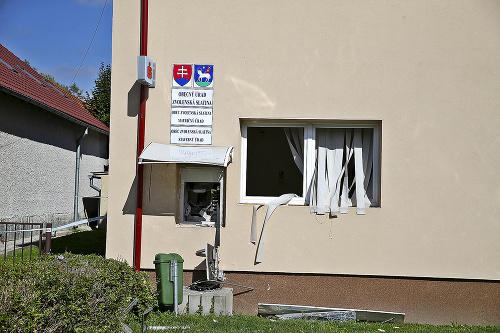 Bankomat na stene Obecného úradu odstrelila neznáma výbušnina.