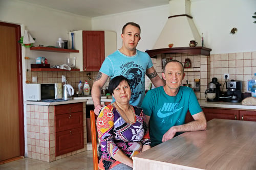 SPOKOJNÍ: Katka, Richard (v strede) a Béla si nový domov na Slovensku nevedia vynachváliť.