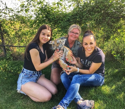  Herečka Karin Haydu (41) s dcé- rou Vanesou (14) navštívili Oázu sibírskeho tigra neďaleko Bratislavy.