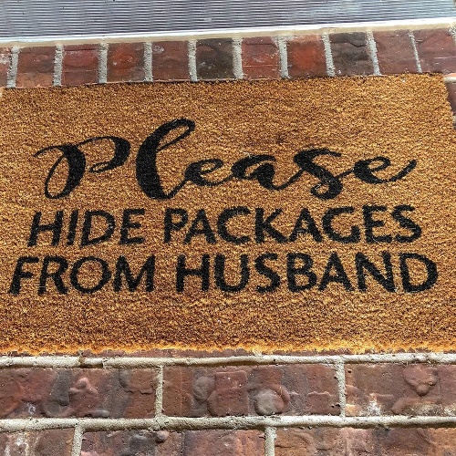 Prosím, skryte balíčky pred manželom. 