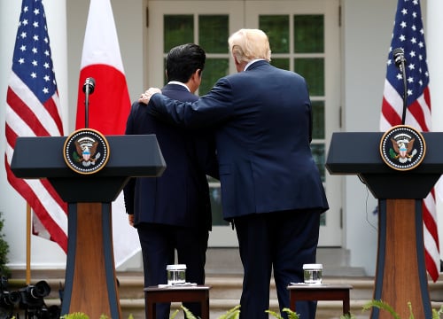 Prezident Trump s japonským premiérom Šinzo Abem v Bielom dome