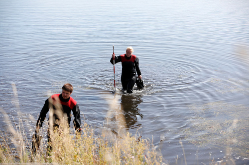 Dánski záchranári vyťahujú z vody ostatky Kim Wallovej