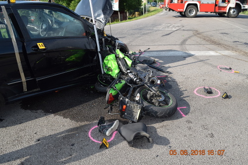 Pri zrážke motorky s osobným autom v okrese Partizánske utrpela motorkárka Elena († 54) ťažké zranenia, ktorým na mieste podľahla. 