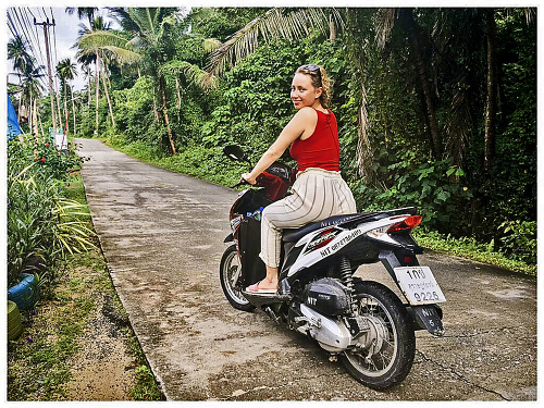 Akčná žena: Na Vianoce a Nový rok aj takto na motorke v  Thajsku.