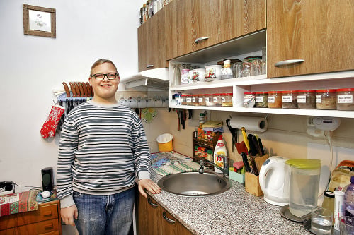 Tomáško (17) pomáha pri varení a chcel by sa stať kuchárom.