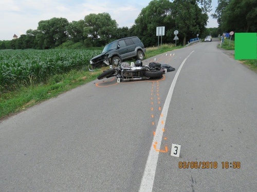 Poľský motorkár prešiel do protismeru, kde sa zrazil s poľským vodičom osobného auta.