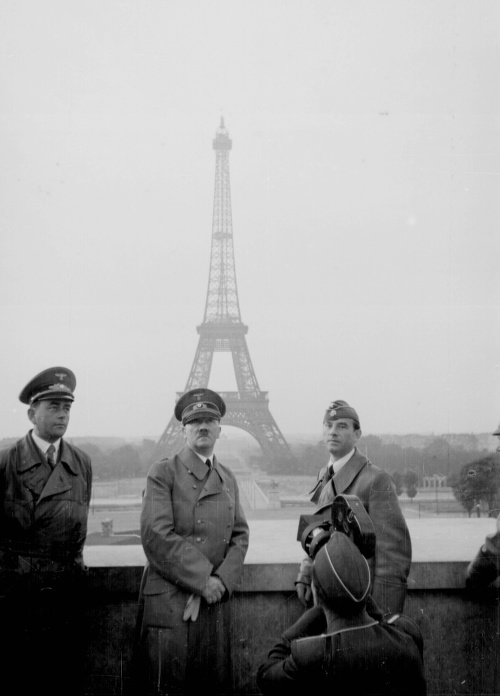 PARÍŽ R. 1940: Nacistický vodca Adolf Hitler dobyl Francúzsko. Osobne si ho prišiel pozrieť a nav štívil viacero pamiatok v hlavnom meste.