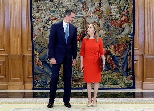 Španielsky kráľ Filip VI. a predsedníčka dolnej komory španielskeho parlamentu Ana Pastorová