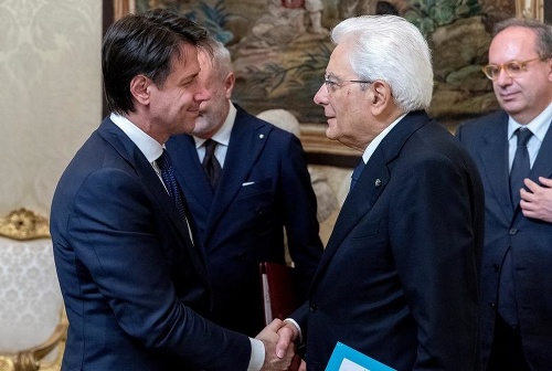 Prezident Sergio Mattarella (vľavo) znovu poveril zostavením vlády právnika a akademika Giuseppa Conteho.