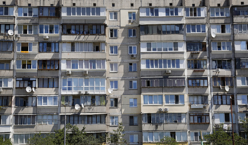 Ppohľad na bytovku, kde žije novinár Arkadij Babčenko.