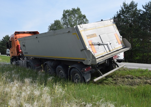 Cyklista nemal pri jazde mimo obce prilbu, nákladiak sa v snahe jeho vodiča vyhnúť zrážke, skončil mimo cestu. 