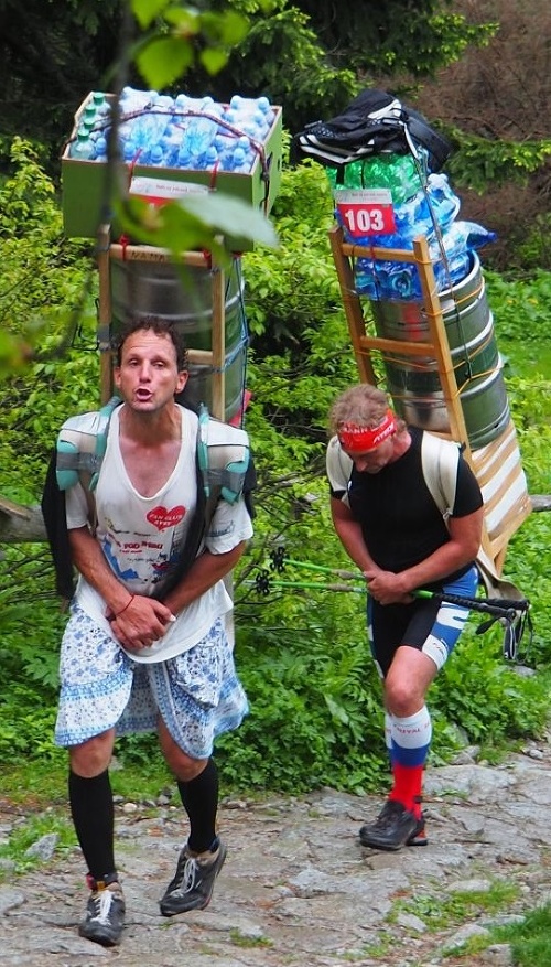 Súťaž, počas ktorej z Hrebienka na Zamkovského chatu šliapu muži-nosiči s nákladom 100 kíl a ženy s 25 kg
