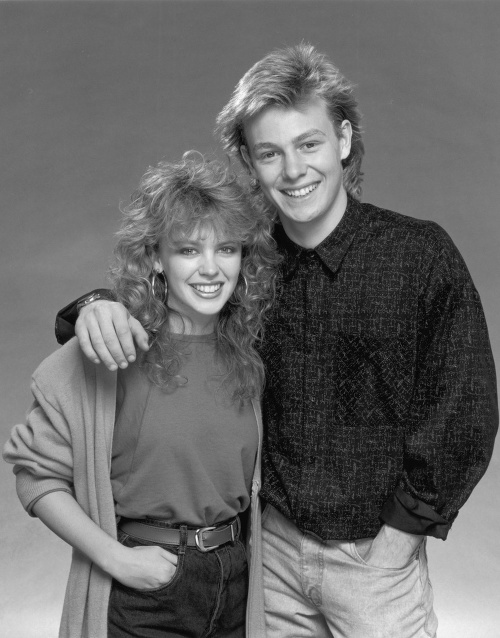1987- Tri roky spolu hrali v seriáli Susedia a boli aj partnermi.