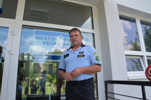 Podľa náčelníka mestskej polície Igora Sandu bolo konanie policajta primerané.