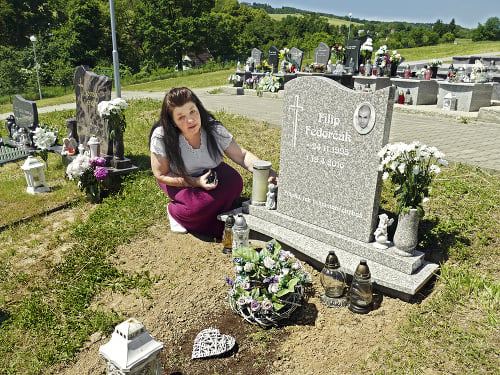 Filipova mama často chodieva na cintorín na synov hrob.