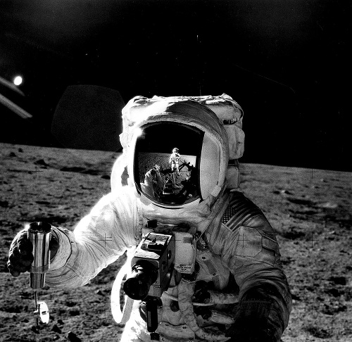 Astronaut bol súčasťou misie Apollo 12.