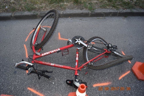 Na mieste nehody ostal dolámaný bicykel.