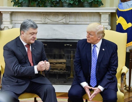 Jún 2017: Petro Porošenko a Donald Trump počas stretnutia v Oválnej pracovni.
