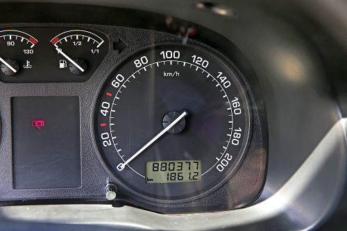 Tachometer auta ukazuje takmer 900 000 kilometrov.
